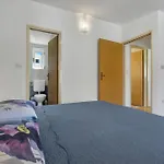 Klara 2 * מאקרסקה